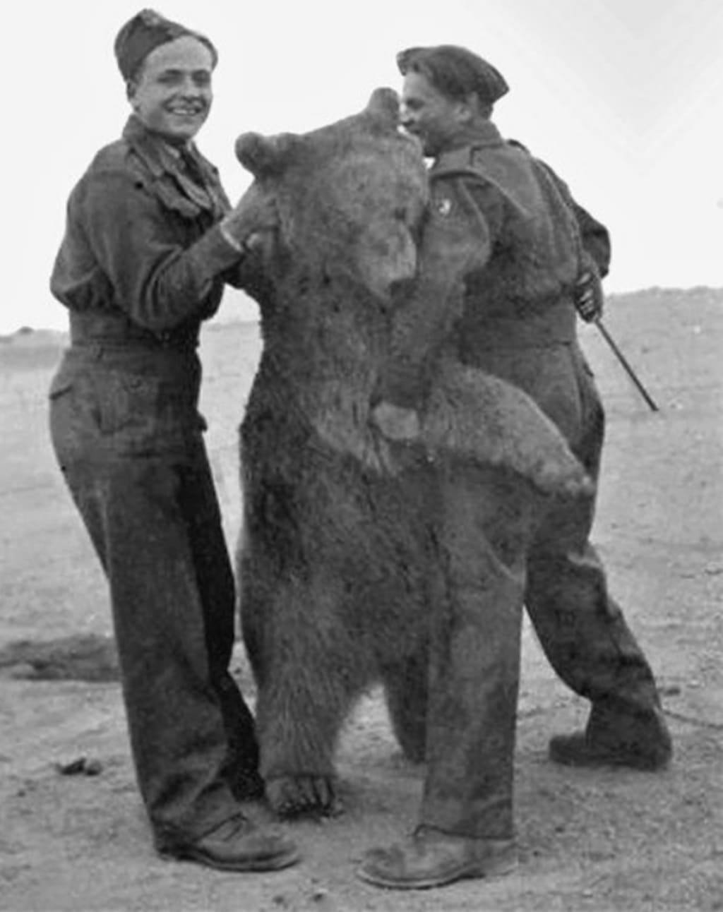 Wojtek with two soldiers